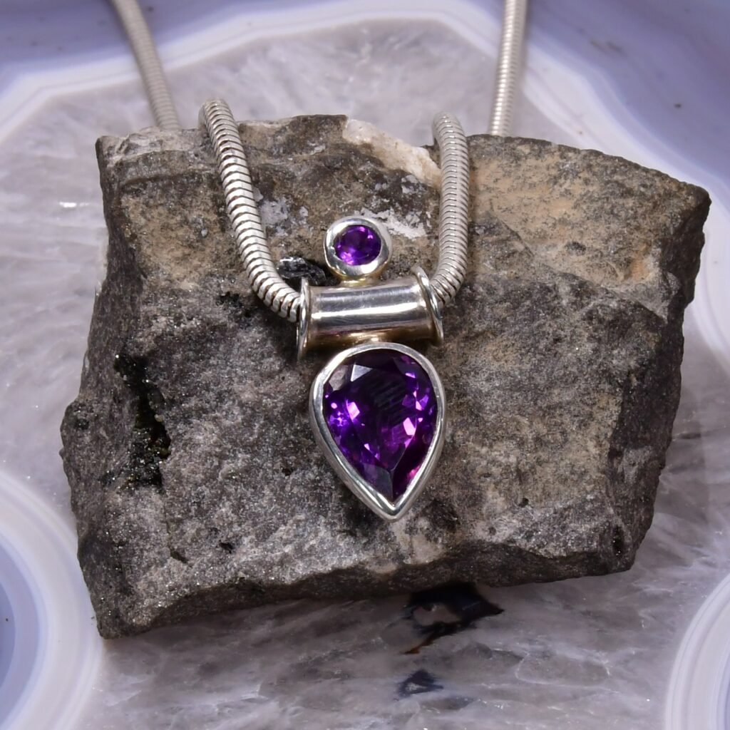 Fühl die Magie: Edelsteinschmuck, der deine Sinne berührt