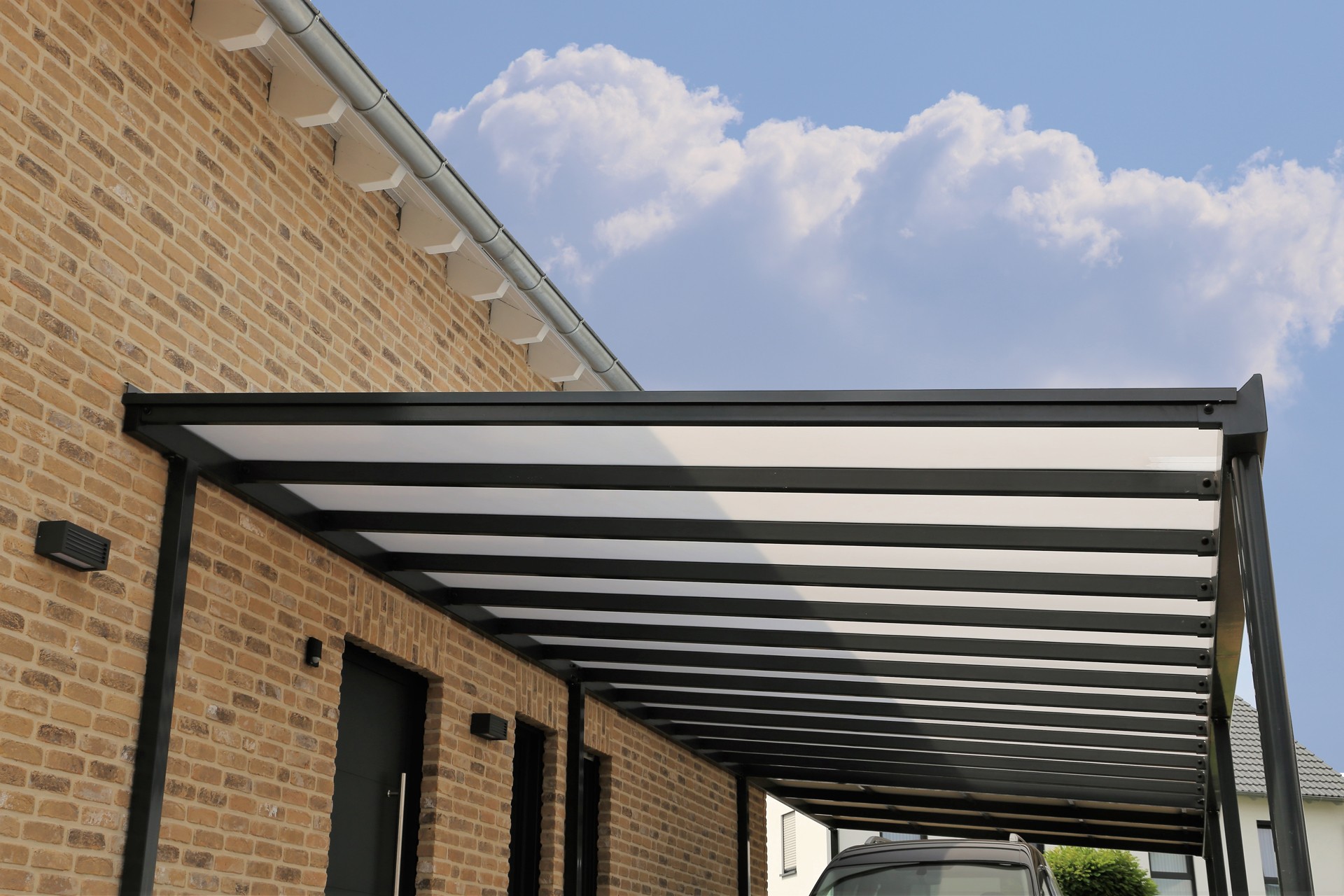 Moderne Wohnträume mit einer Terrassenüberdachung aus Alu verwirklichen