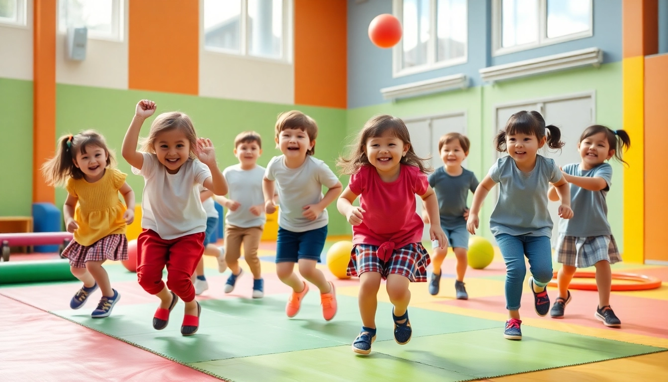 Hier mehr erfahren ueber Kinder bei Bewegungsspielen in einer lebhaften Turnhalle.
