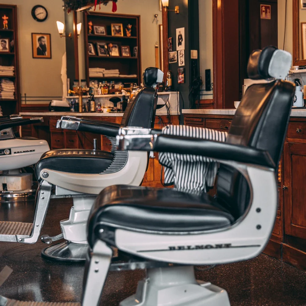 Der perfekte Barbershop Stuhl für entspannte Rasuren und Schnitte