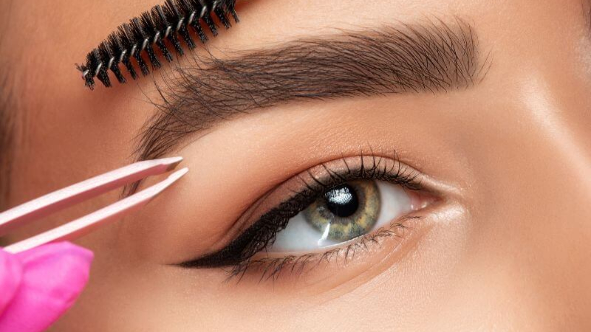 Jede Behandlung ein Schritt zu mehr Wohlbefinden – Professionelles Augenbrauen Styling in München für natürliche Schönheit